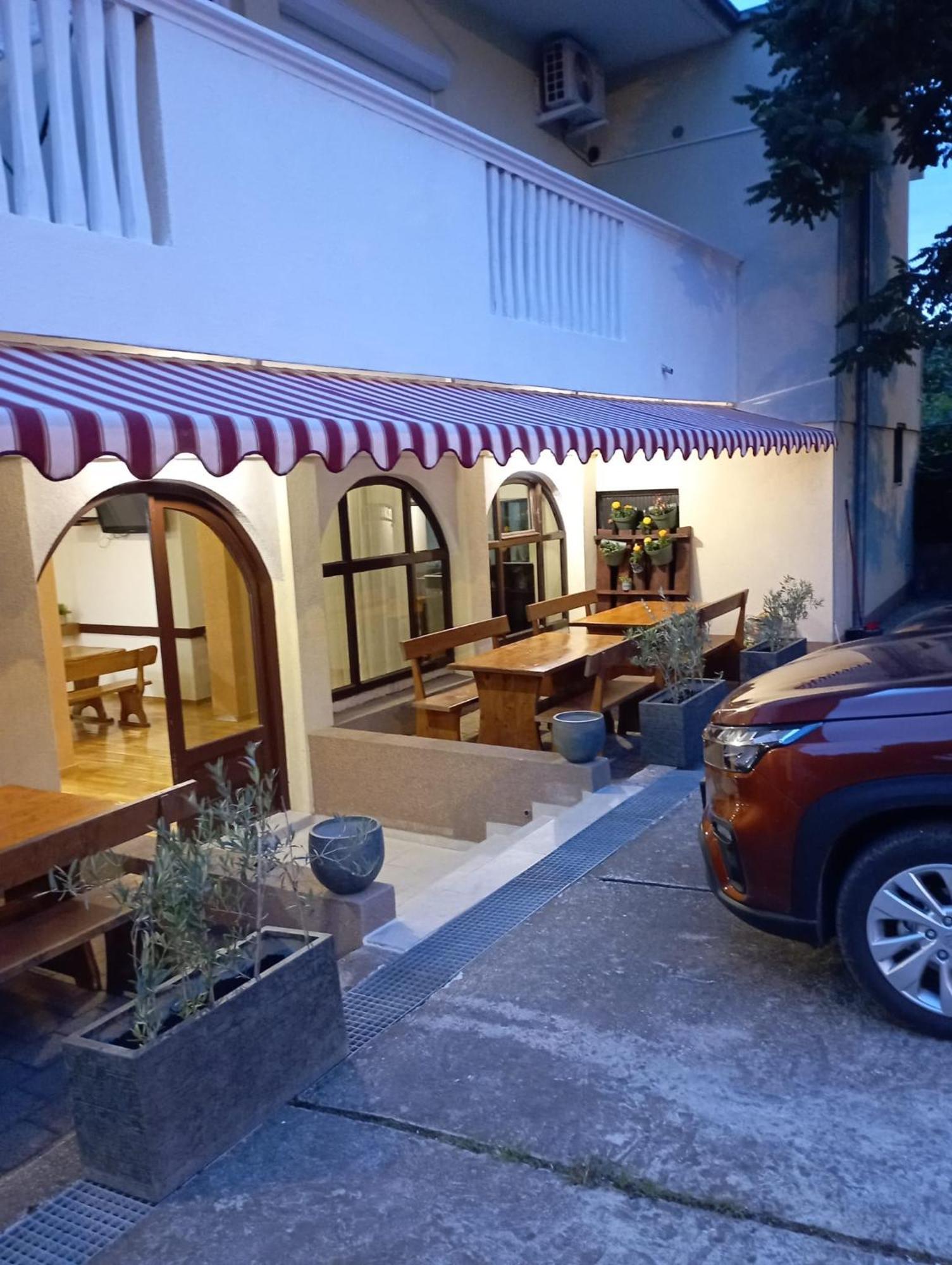 Apartments And Pansion M&R توراني المظهر الخارجي الصورة