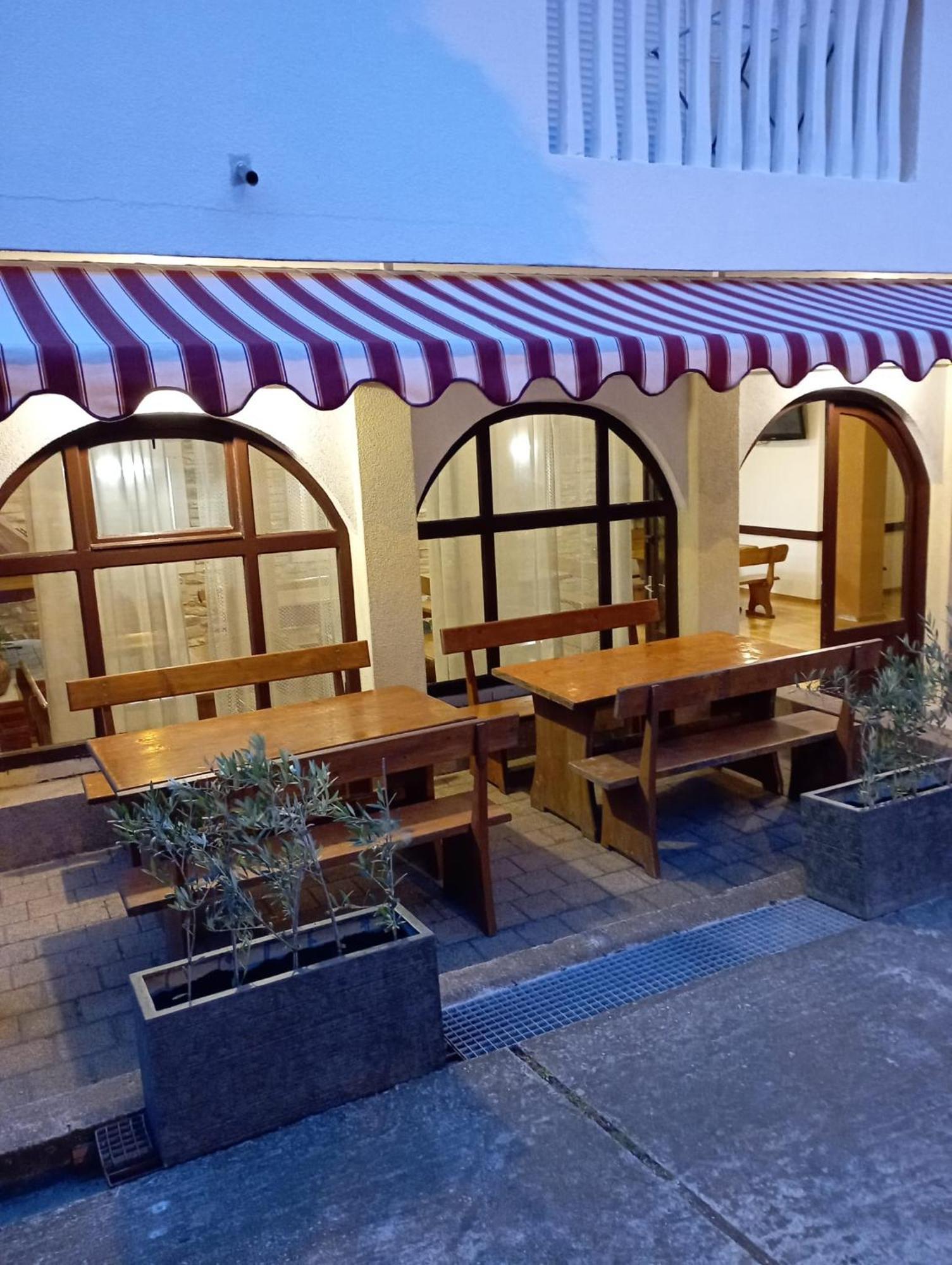 Apartments And Pansion M&R توراني المظهر الخارجي الصورة