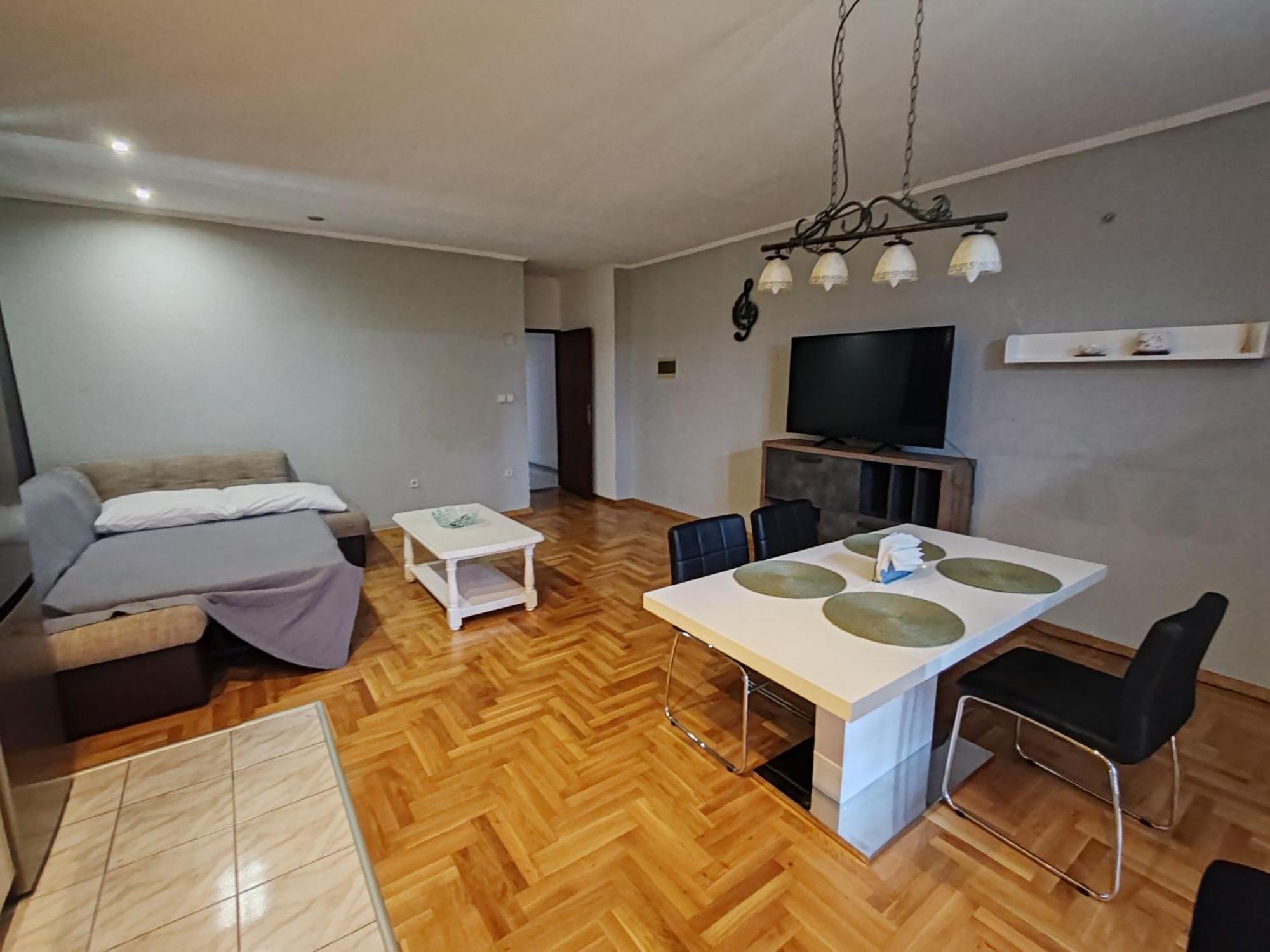 Apartments And Pansion M&R توراني المظهر الخارجي الصورة