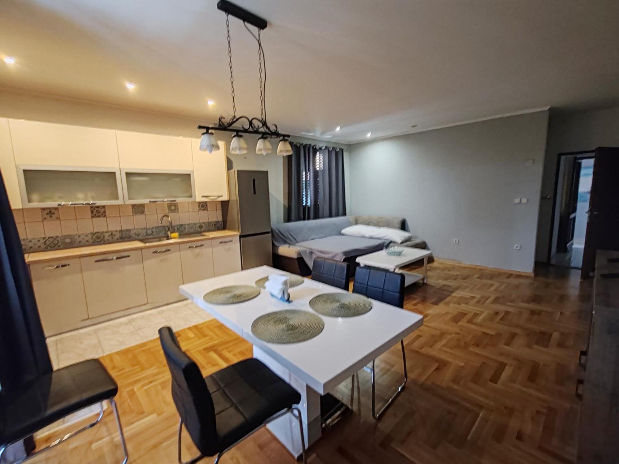 Apartments And Pansion M&R توراني المظهر الخارجي الصورة