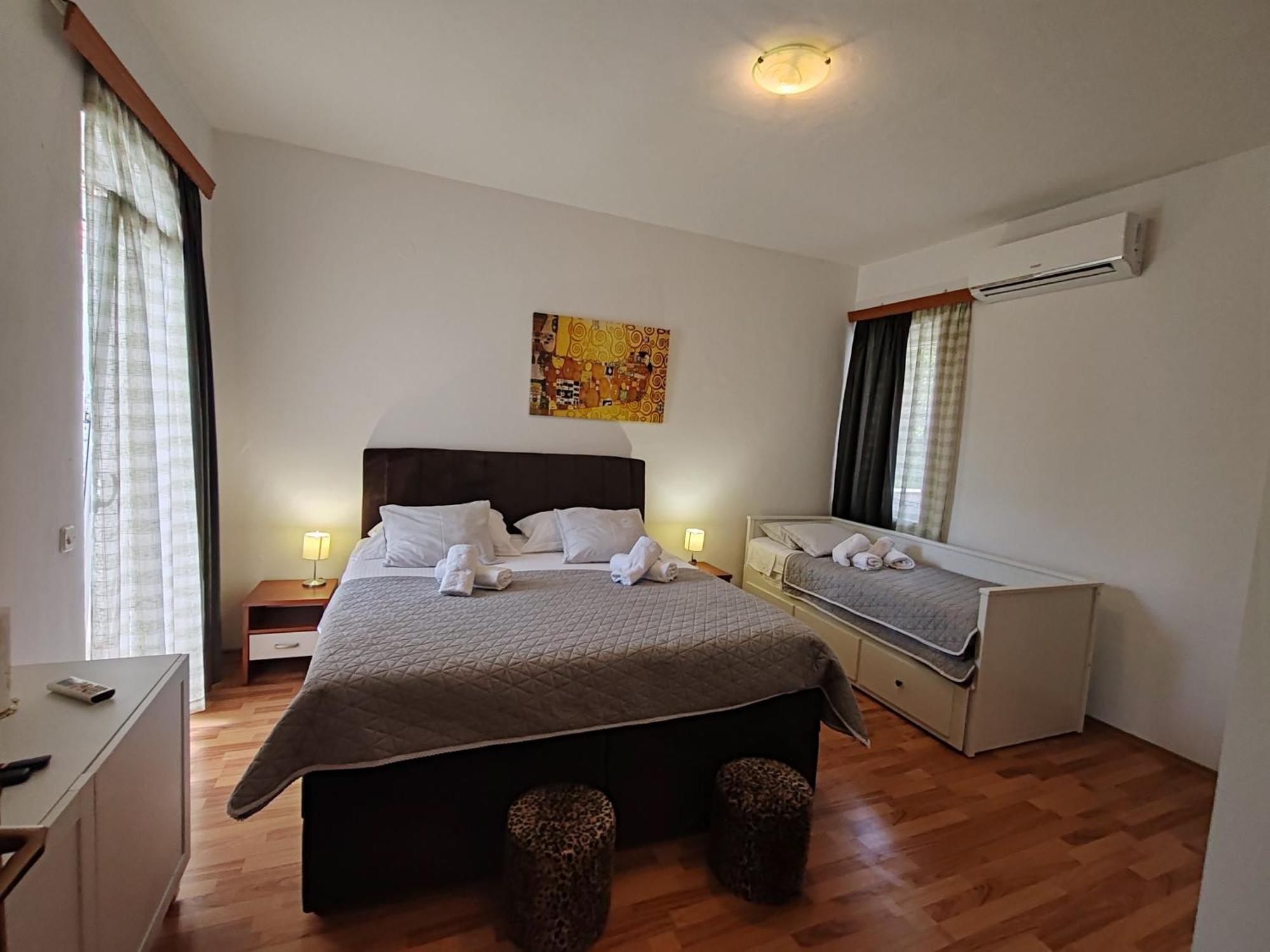 Apartments And Pansion M&R توراني المظهر الخارجي الصورة